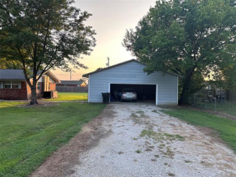 704 3rd St, Morris, OK 74445