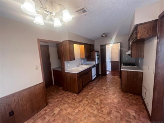 201 Oakwood Dr, Henryetta, OK 74437